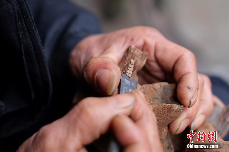 Veteran wood carver preserves traditional craft