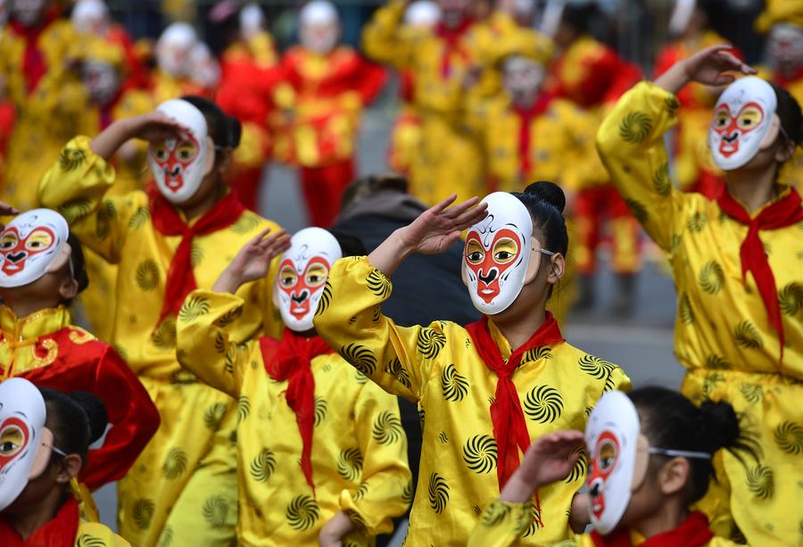 Flash mob in monkey costumes appears in NYC to mark Chinese New Year