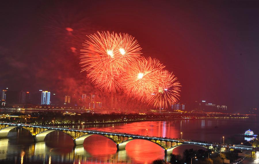 Musical firework show paints sky in Changsha