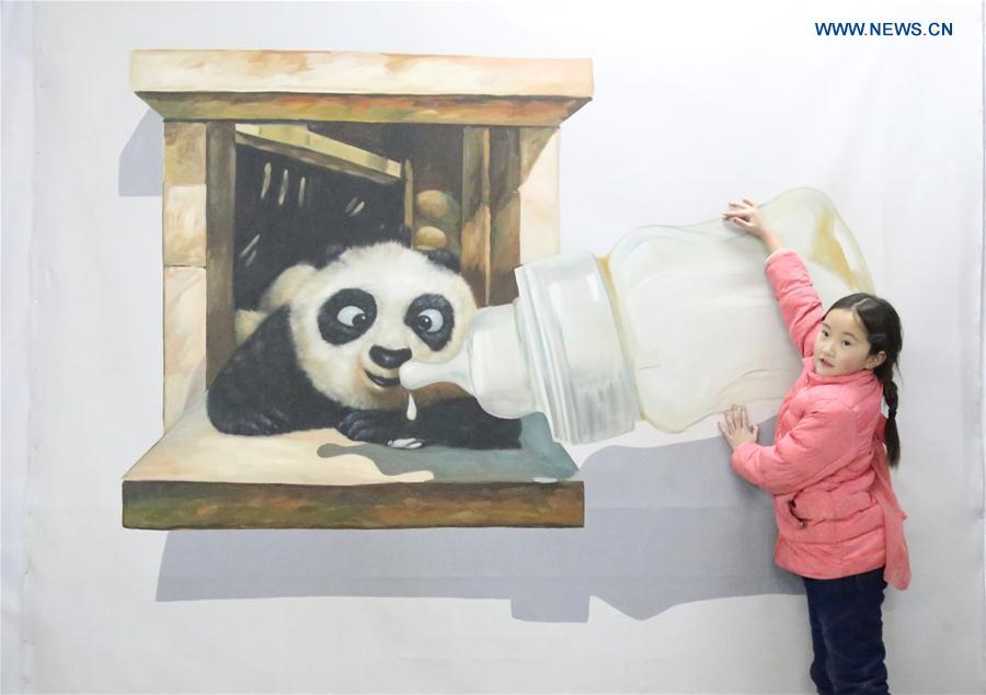 3D painting exhibition attracts tourists in C China