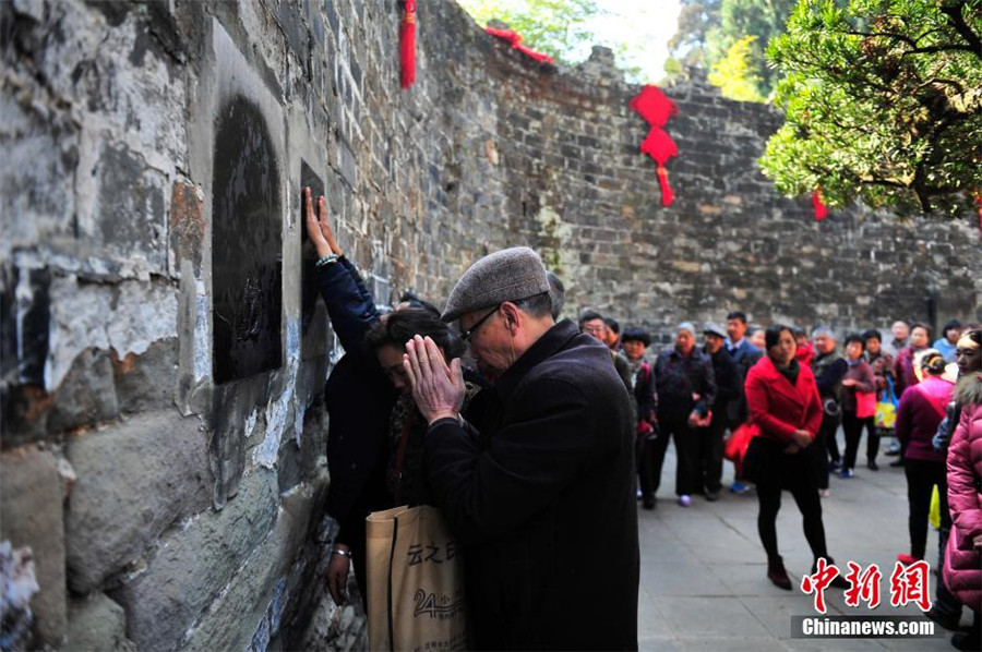 Citizens enjoy 400-year-old temple fair in Kunming