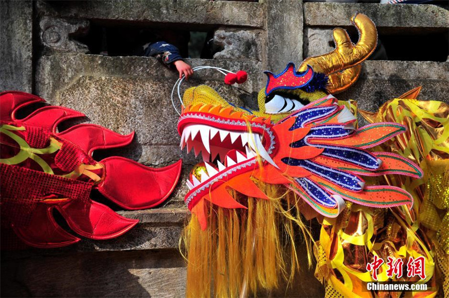 Citizens enjoy 400-year-old temple fair in Kunming