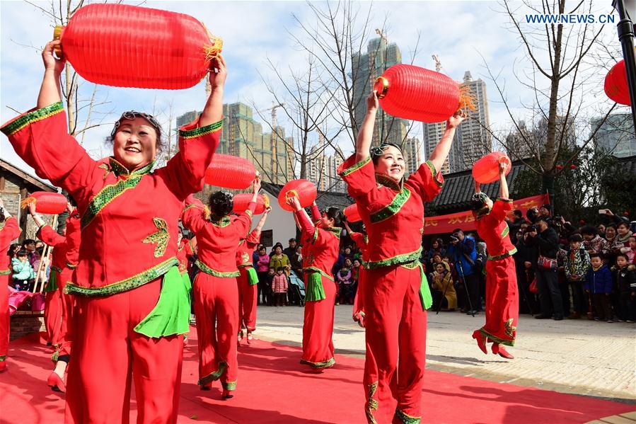 Celebrations take place to greet lantern festival in Anhui