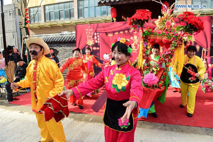 Celebrations take place to greet lantern festival in Anhui