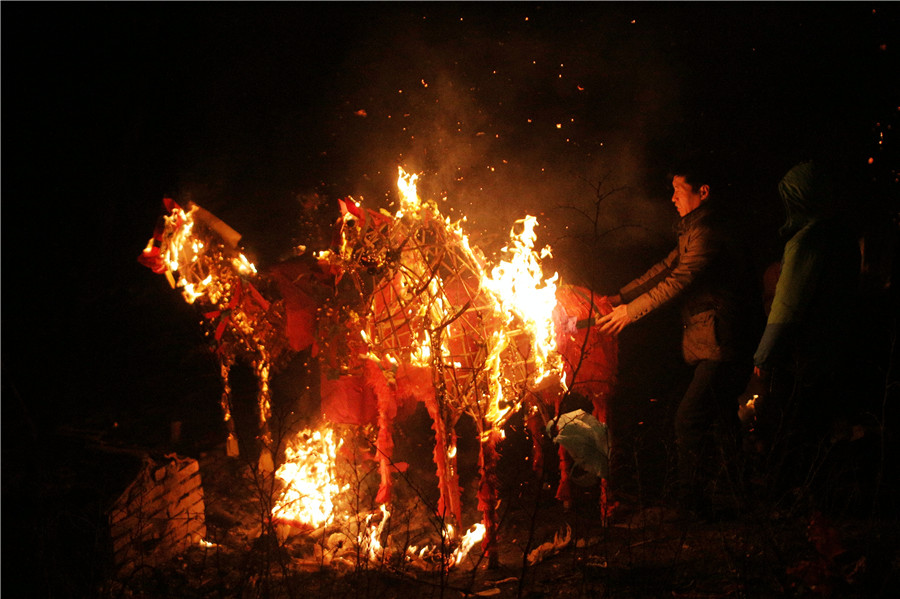 Folk sacrifice ritual held near ancient tomb in E China