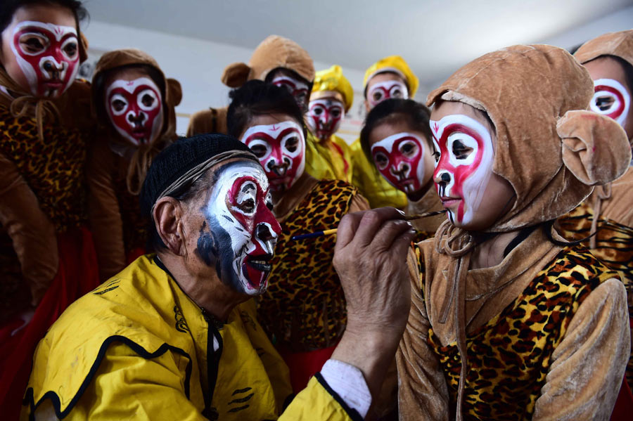 81-year-old folk artist teaches students to perform as monkey