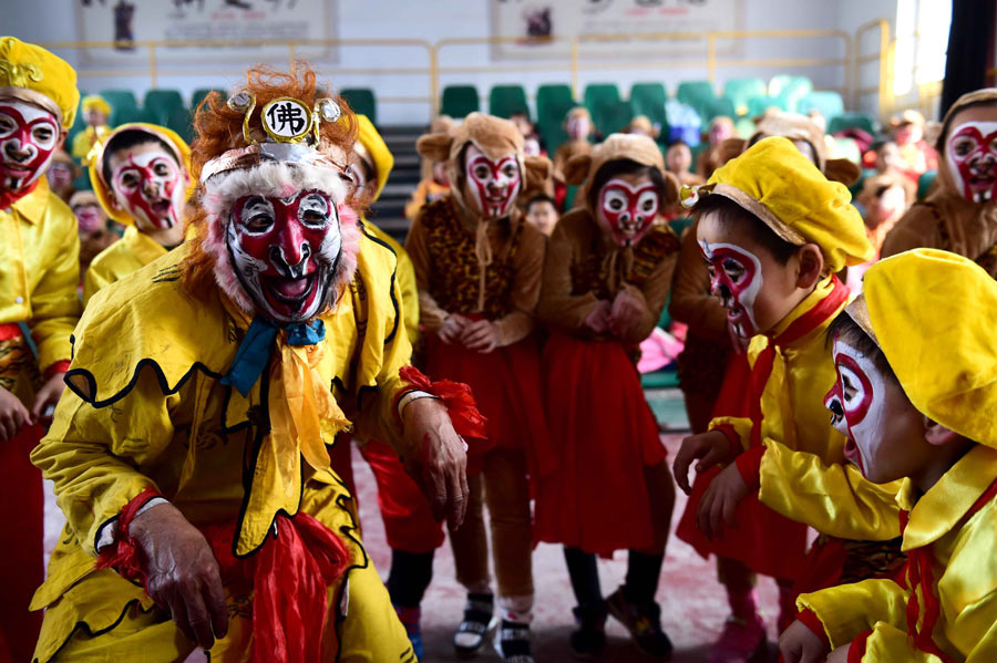 81-year-old folk artist teaches students to perform as monkey