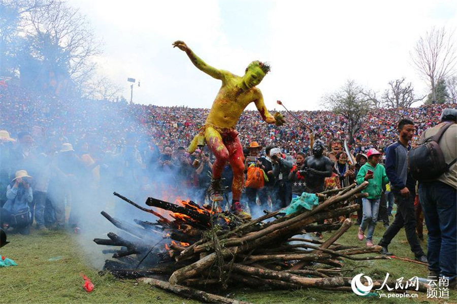 Yi people hold memorial ceremony for the god of fire