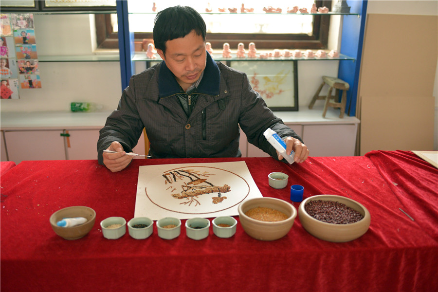 Folk artist creates paintings from grain in E China