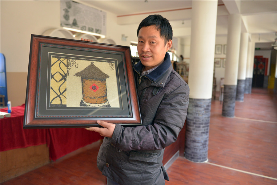 Folk artist creates paintings from grain in E China