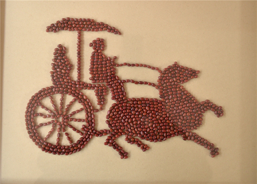 Folk artist creates paintings from grain in E China