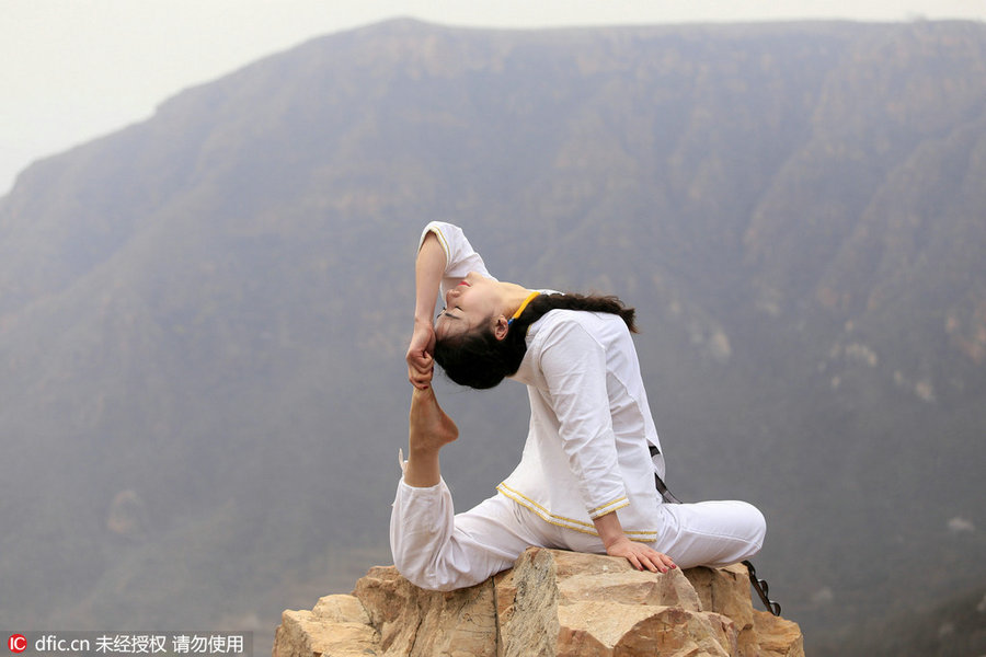 Danger! Women practice yoga on cliffs