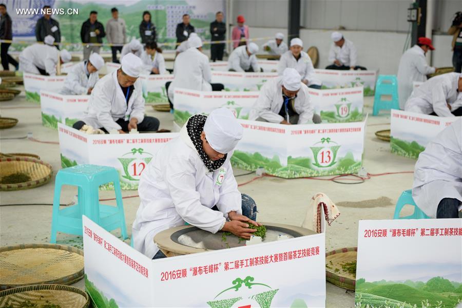 Contestants participate in tea contest in SW China