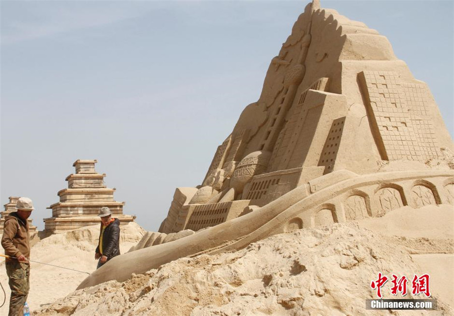 Artists shape sand sculptures for upcoming E China festival