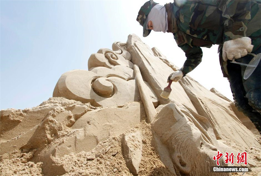 Artists shape sand sculptures for upcoming E China festival