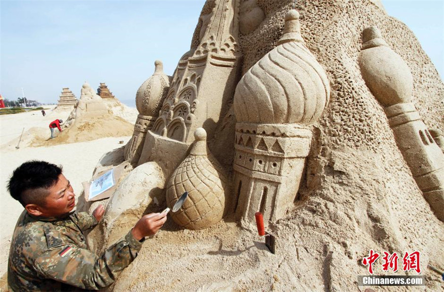 Artists shape sand sculptures for upcoming E China festival