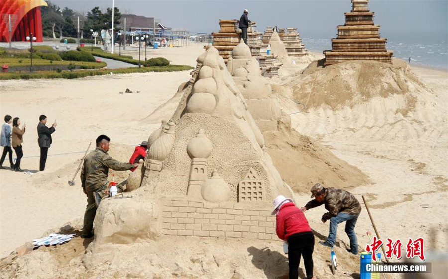 Artists shape sand sculptures for upcoming E China festival