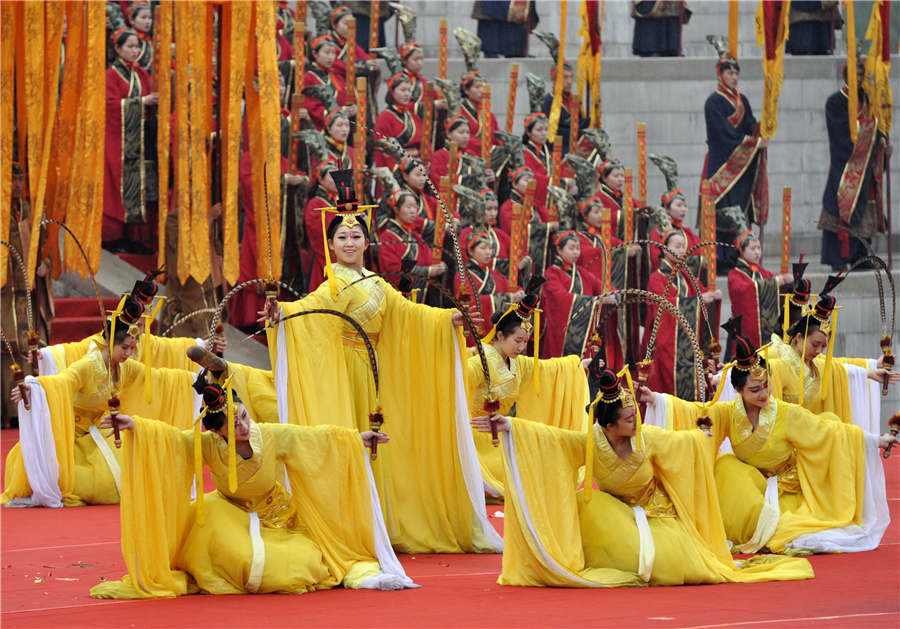 Thousands pay tribute to Yellow Emperor on Tomb-Sweeping Day