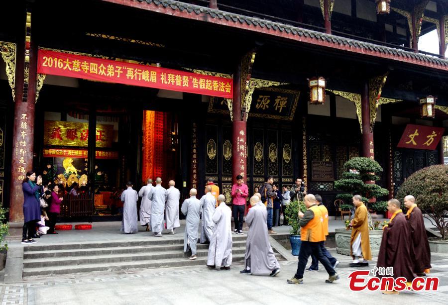 Monks start 180-km walk to Mount Emei