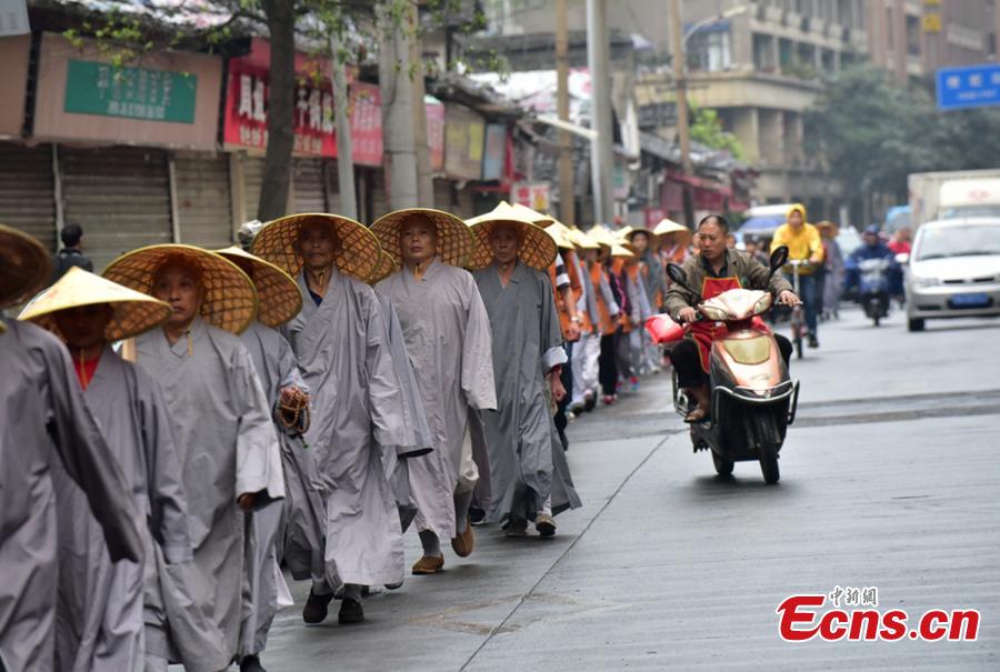 Monks start 180-km walk to Mount Emei