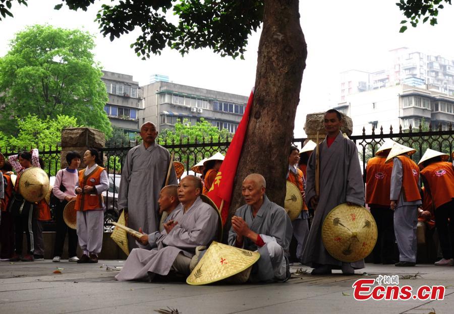 Monks start 180-km walk to Mount Emei