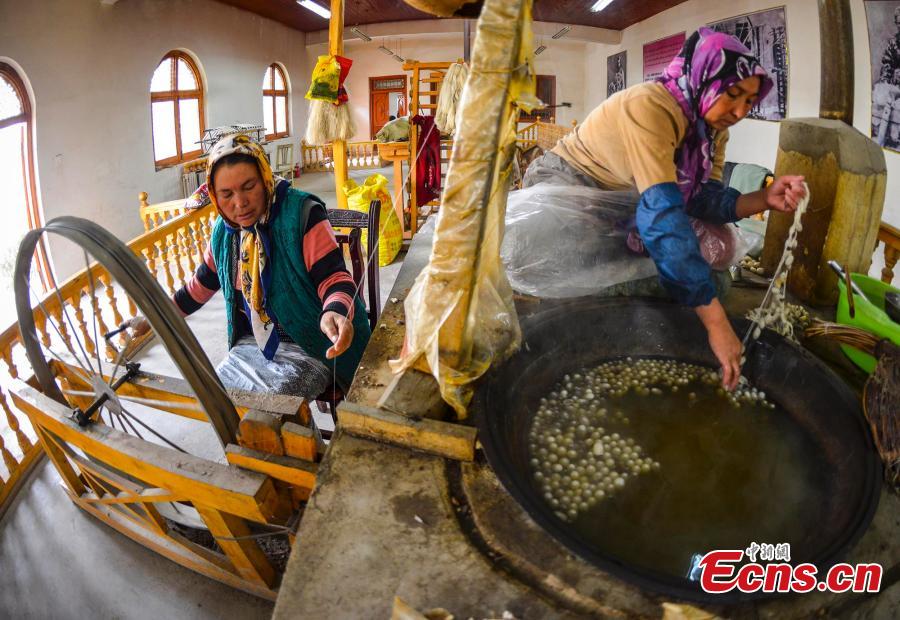 Traditional way of making Atlas silk revives in Xinjiang