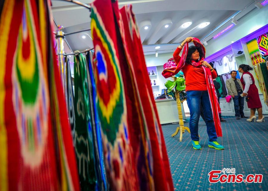 Traditional way of making Atlas silk revives in Xinjiang