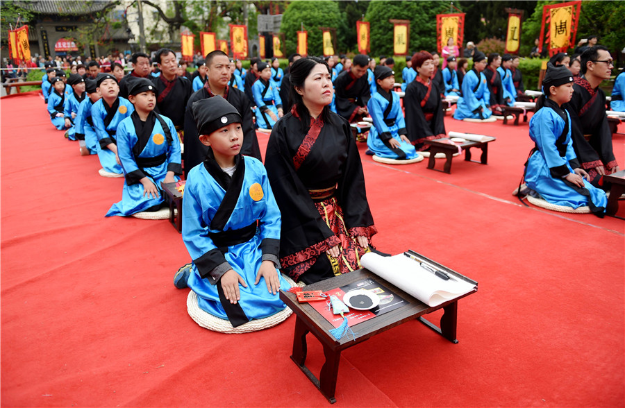 Pupils learn traditional Han-style etiquette in C China