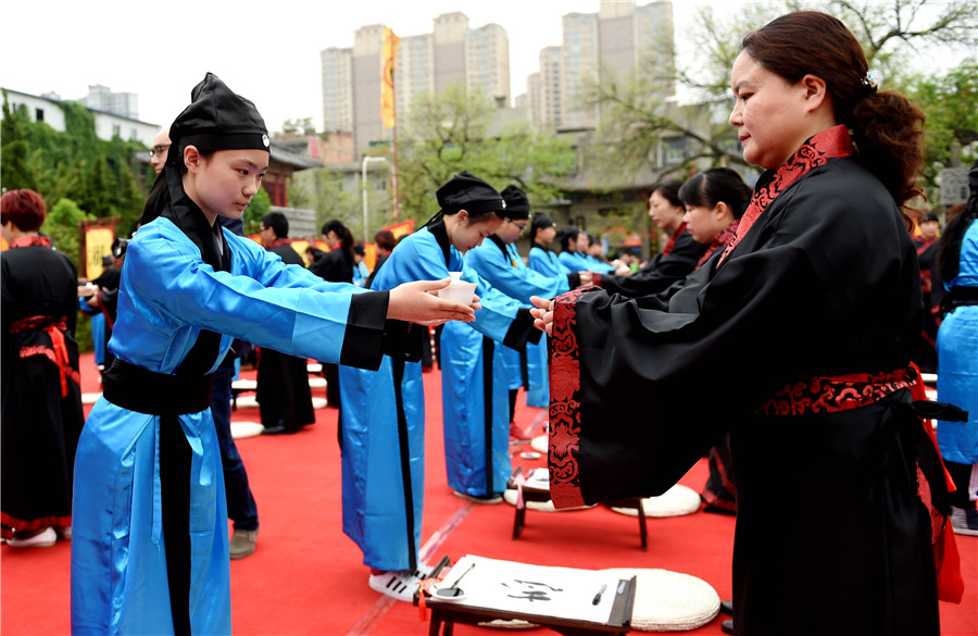 Pupils learn traditional Han-style etiquette in C China