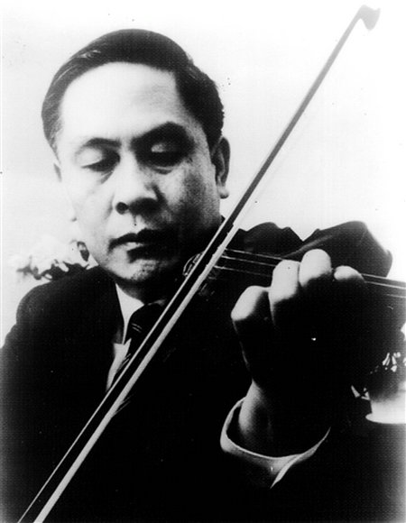 Shi Wanchuan plays the tune of a classical century