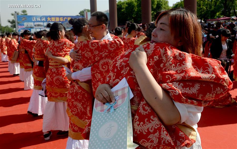 Students declare being grown-ups at adult ceremony in China's Xi'an