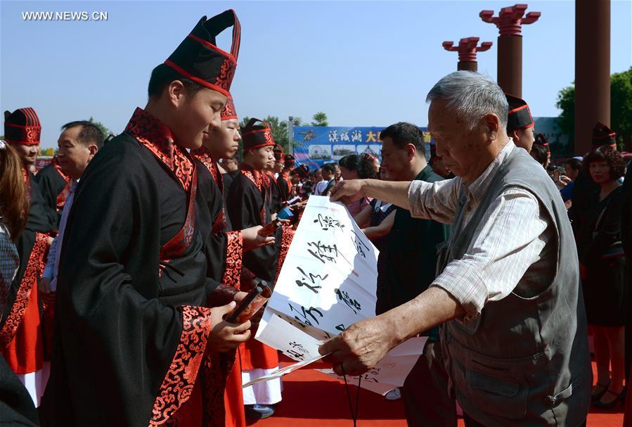 Students declare being grown-ups at adult ceremony in China's Xi'an