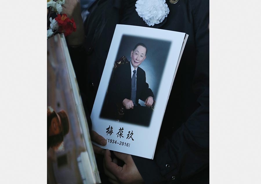 Mourners pay their last respects to Peking Opera master Mei Baojiu