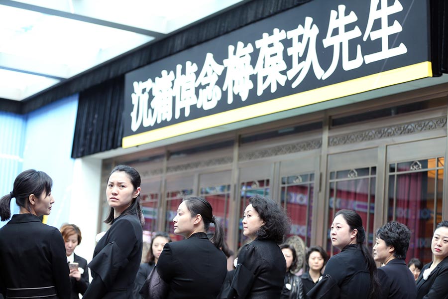 Mourners pay their last respects to Peking Opera master Mei Baojiu