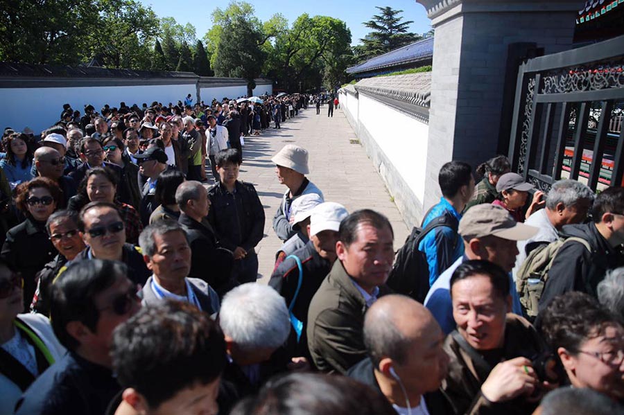 Mourners pay their last respects to Peking Opera master Mei Baojiu