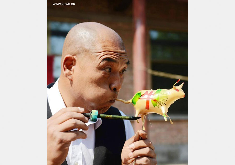 Craftsman creates sugar figures in Hebei