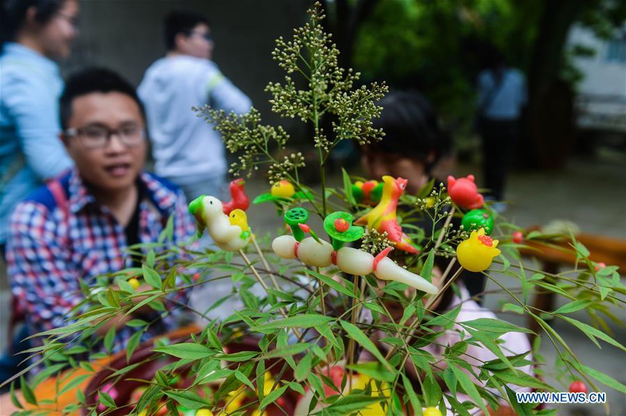 People greet upcoming 'lixia' with folk custom in E China