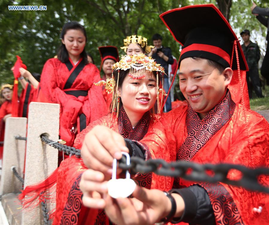 Couples take part in traditional group wedding in Jiangsu