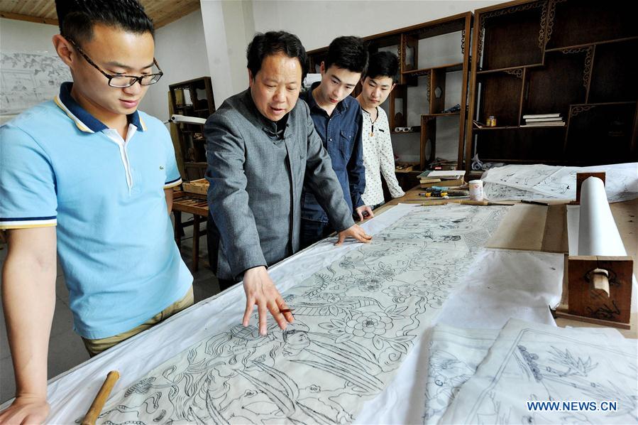 Inheritor of Huizhou carvings in E China