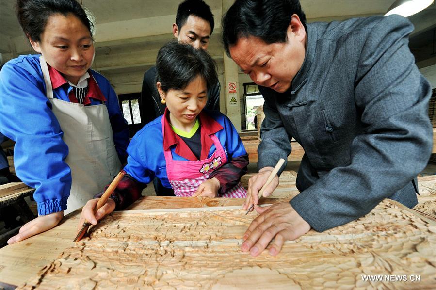 Inheritor of Huizhou carvings in E China