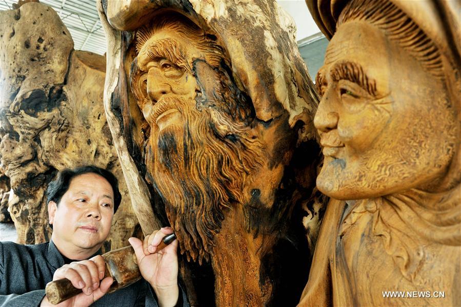 Inheritor of Huizhou carvings in E China