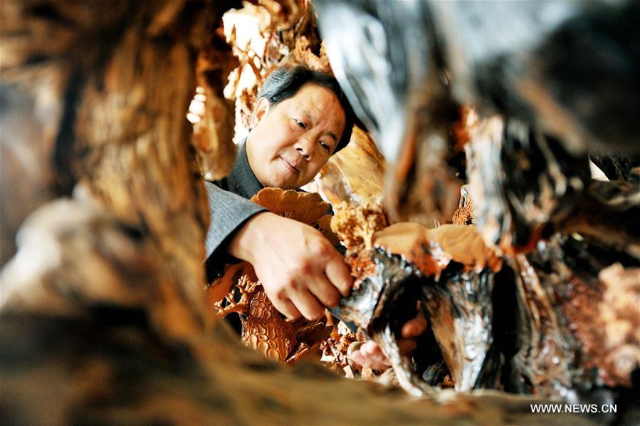 Inheritor of Huizhou carvings in E China