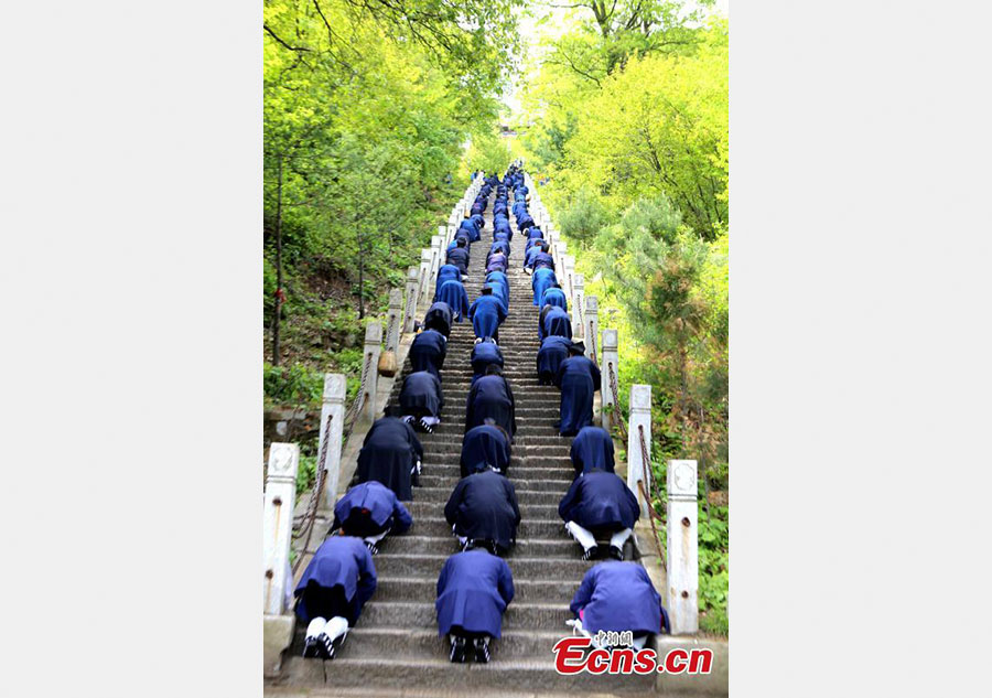 Hundreds of Taoists worship Laojun Mountain