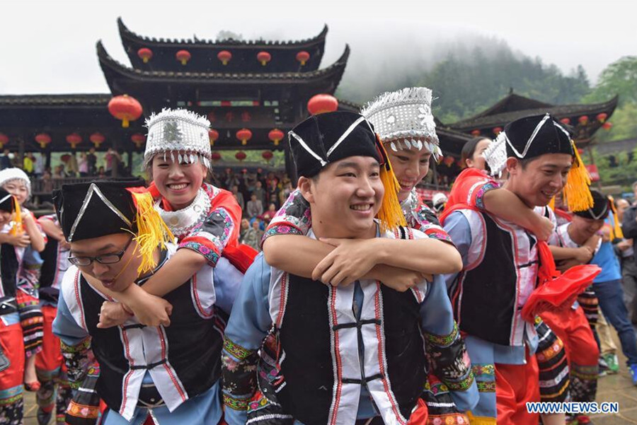 18 couples participate in group wedding ceremony in SW China