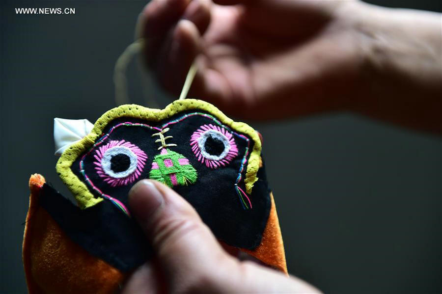 In pics: Inheritors of tiger-head shoes in E China