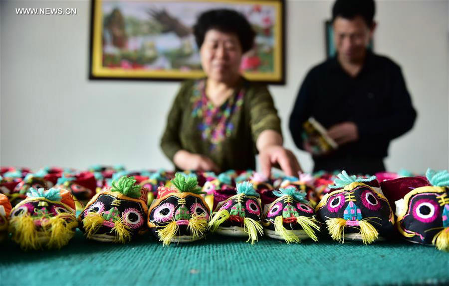 In pics: Inheritors of tiger-head shoes in E China