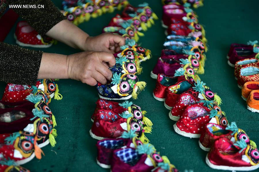 In pics: Inheritors of tiger-head shoes in E China