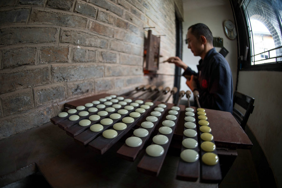 'Yong Zi': Precious chess pieces made in Yunnan