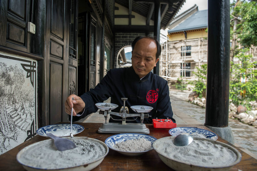 'Yong Zi': Precious chess pieces made in Yunnan