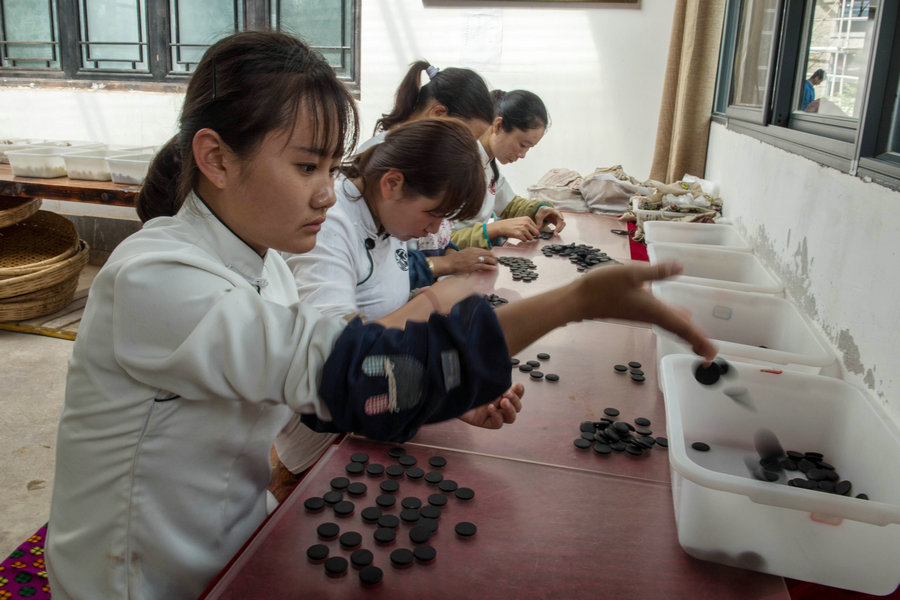 'Yong Zi': Precious chess pieces made in Yunnan